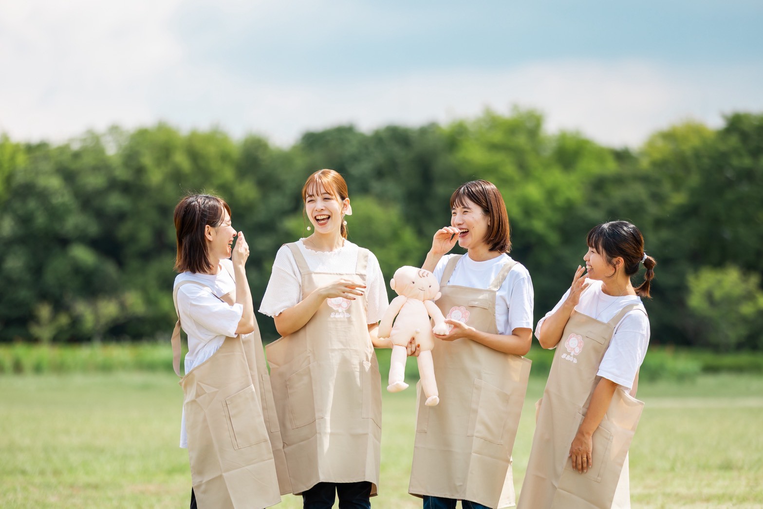 笑い合う女性4人の写真