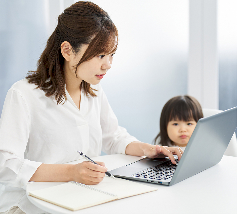 子どもと勉強しているママの写真