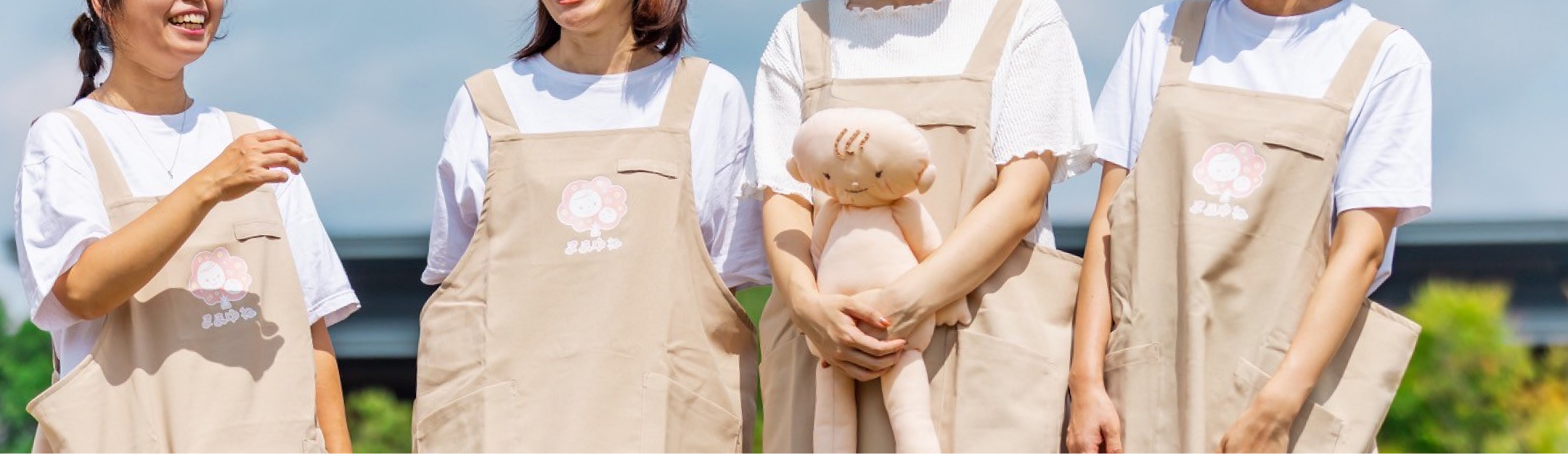 話す3人の女性の写真