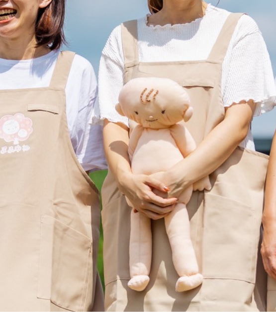 話す3人の女性の写真